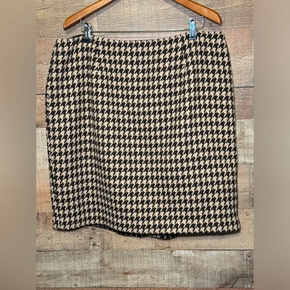 Talbots Dresses & Skirts - Talbots Women’s size 16W Brown & Tan Houndstooth Skirt Wool Blend